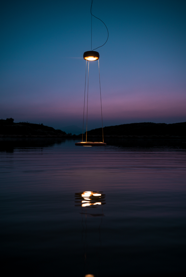 Disc Leuchte über Bergsee